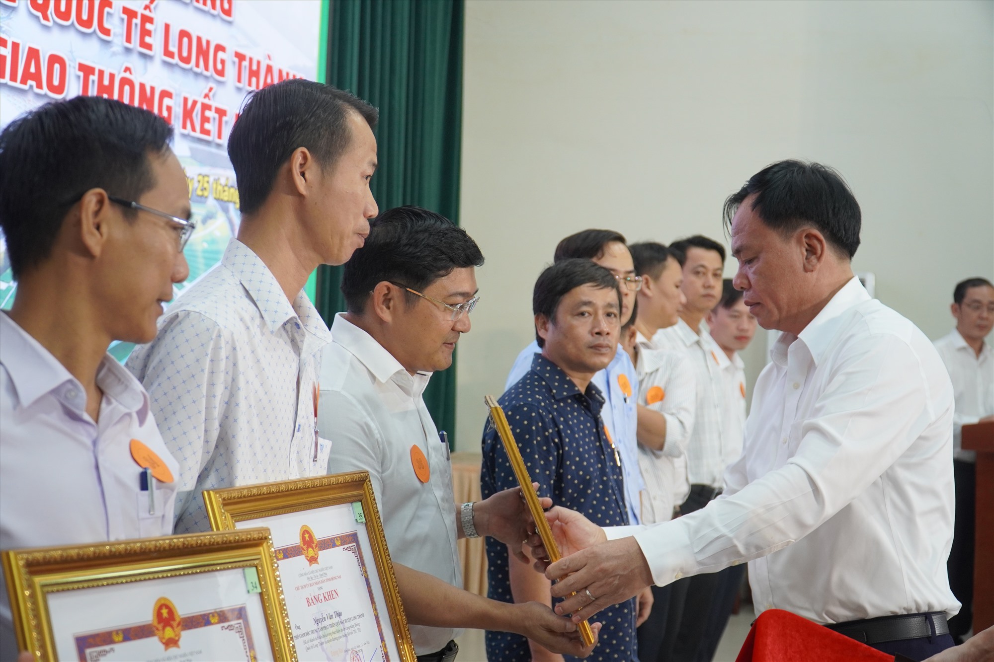 Quyền chủ tịch UBND tỉnh Đồng Nai Võ Tấn Đức khen thưởng các tập thể, cá nhân xuất sắc. Ảnh: Hà Anh Chiến