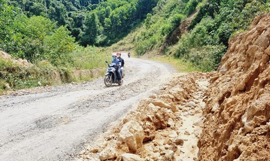 Quốc lộ 14D lên Cửa khẩu Quốc tế Nam Giang, Quảng Nam xuống cấp nghiêm trọng. Ảnh: Hoàng Bin