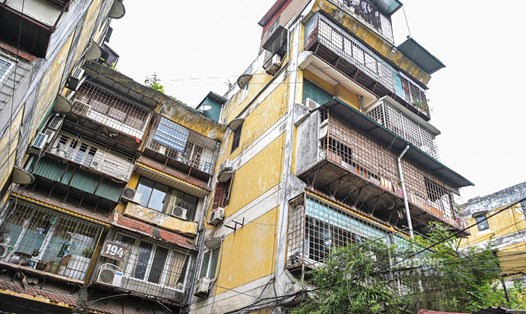 Nhiều căn nhà tập thể cũ ở Hà Nội đang được bán với mức giá hàng trăm triệu đồng/m2. Ảnh: Thu Giang