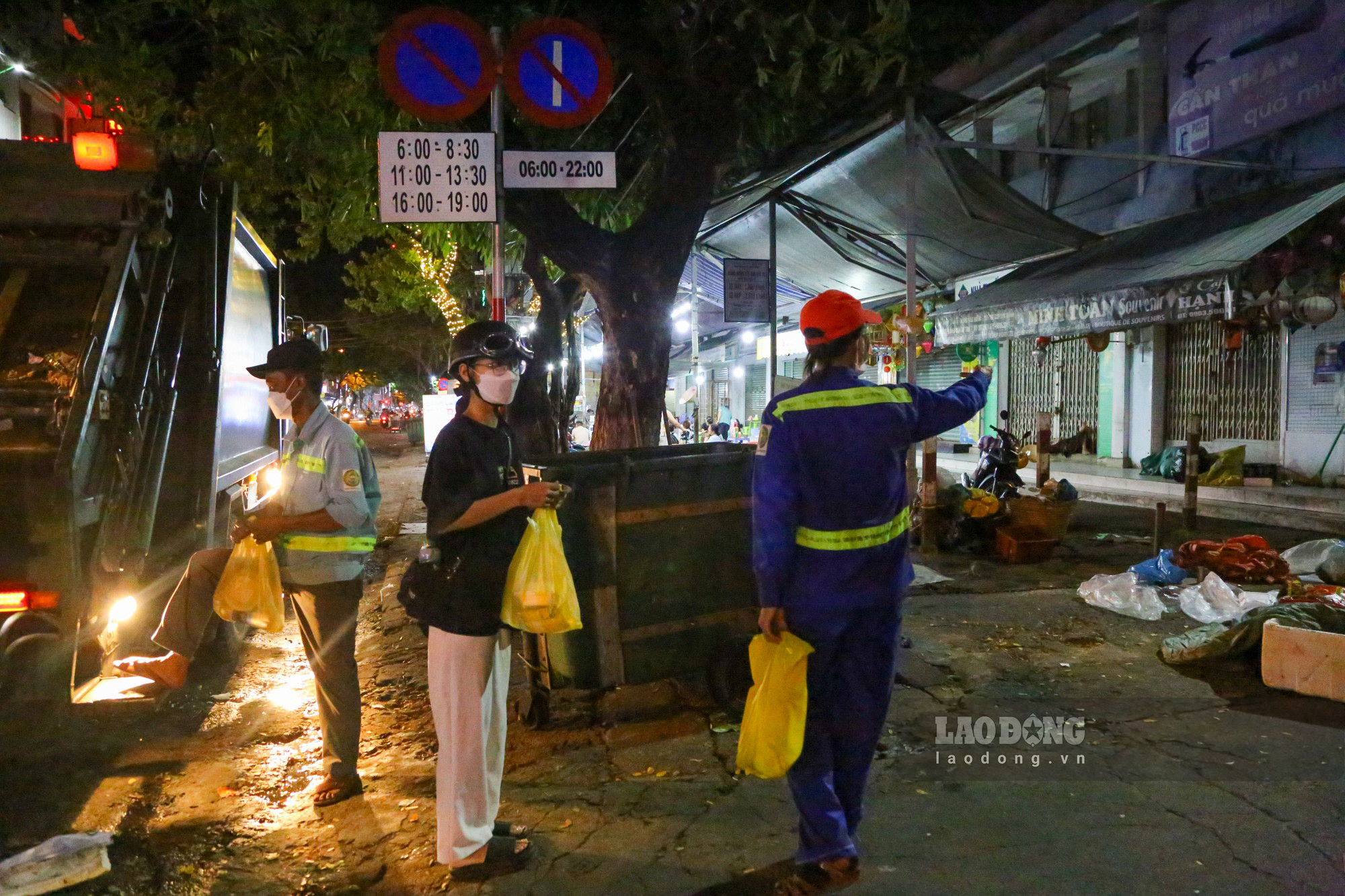 Di chuyển đến khu vực chợ Cồn, các tình nguyện viên thấy một nhóm 5 công nhân dọn về sinh đang làm việc liền tiến tới lễ phép gửi các suất ăn đêm.