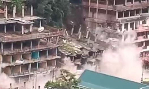 Lở đất phá hủy nhà cao tầng ở Ấn Độ. Ảnh từ video