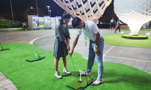 Người dân Đà Nẵng trải nghiệm chơi golf miễn phí. Ảnh: Thùy Trang