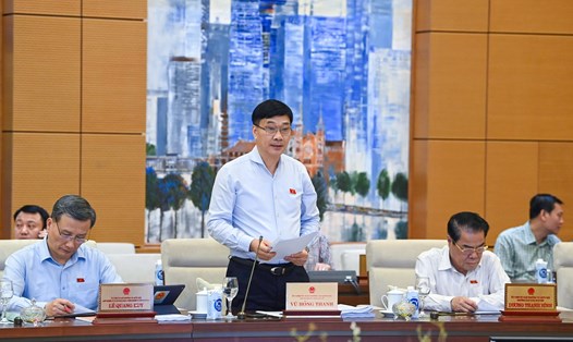 Chủ nhiệm Ủy ban Kinh tế Vũ Hồng Thanh báo cáo tại phiên họp. Ảnh: Phạm Đông