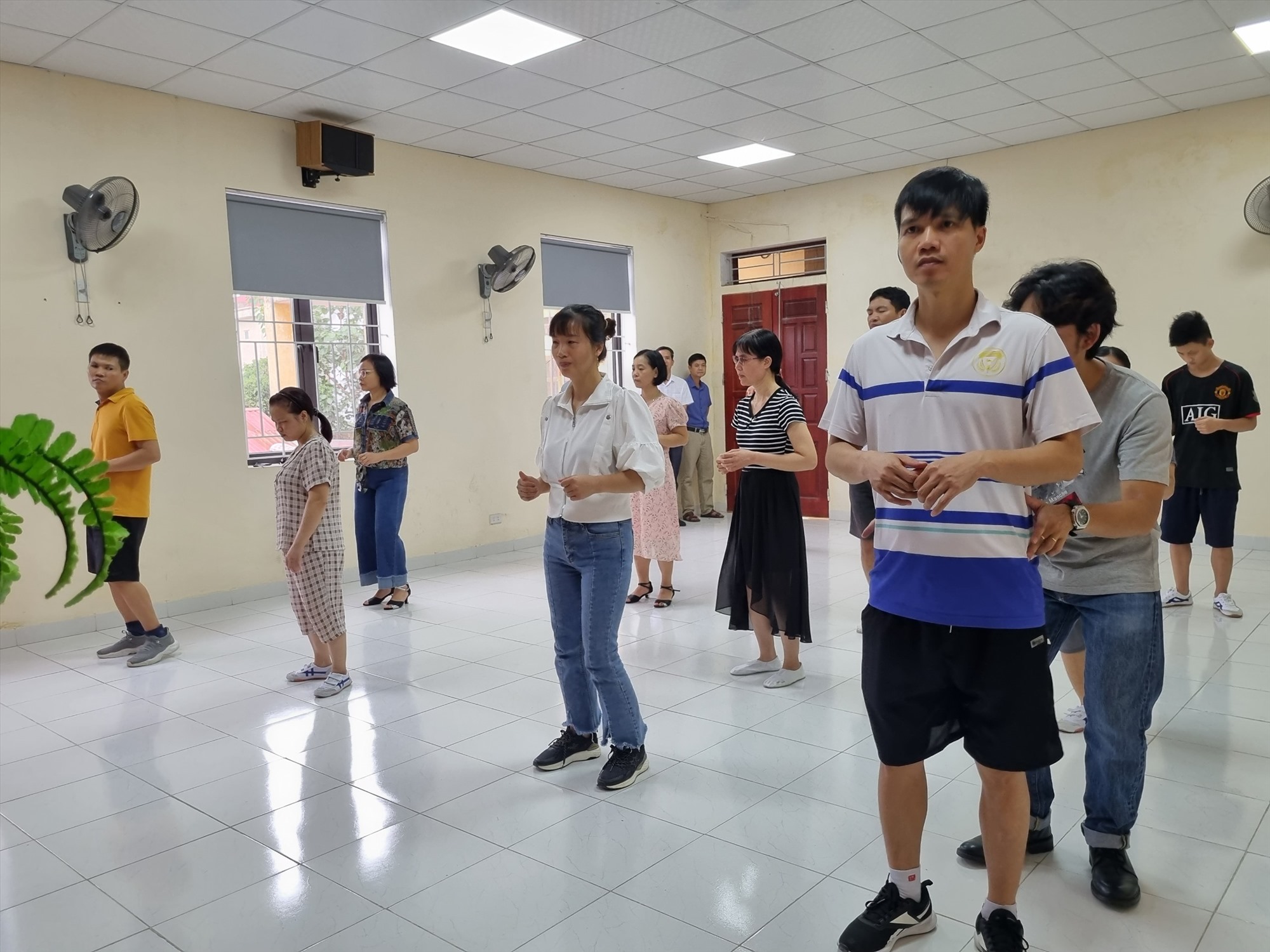 Các thành viên tham gia lớp học khiêu vũ vào sáng thứ 3 và thứ 5 hàng tuần. Ảnh: Lương Hà