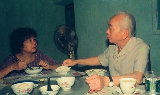 Bữa cơm của hai vợ chồng Đại tướng Võ Nguyên Giáp do Đại tá Trần Hồng chụp năm 1994. Ảnh: NVCC
