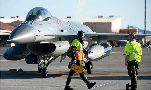 Các nhân viên bảo trì của Không quân Hoàng gia Đan Mạch tiến hành kiểm tra trước chuyến bay chiếc F-16 Fighting Falcon tại căn cứ Không quân Nellis năm 2014. Đan Mạch đang có kế hoạch gửi 19 chiếc F-16 tới Ukraina. Ảnh: Lực lượng Không quân