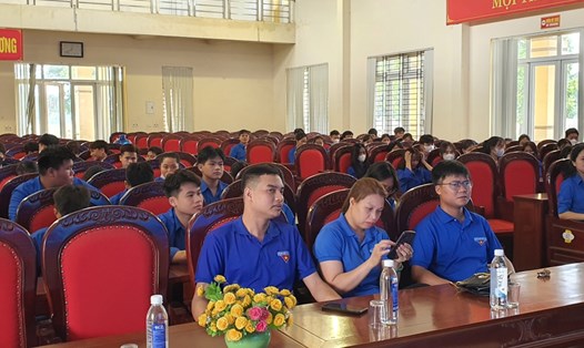 Thanh niên, người lao động tham gia chương trình tư vấn tuyển sinh, giới thiệu việc làm ngành hàng không tại Yên Lạc, Vĩnh Phúc. Ảnh: VNAS