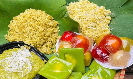 Một mẹt quà ăm ắp hương, vị, sắc màu của mùa thu Hà Nội. Ảnh: Cốm Nét Xưa