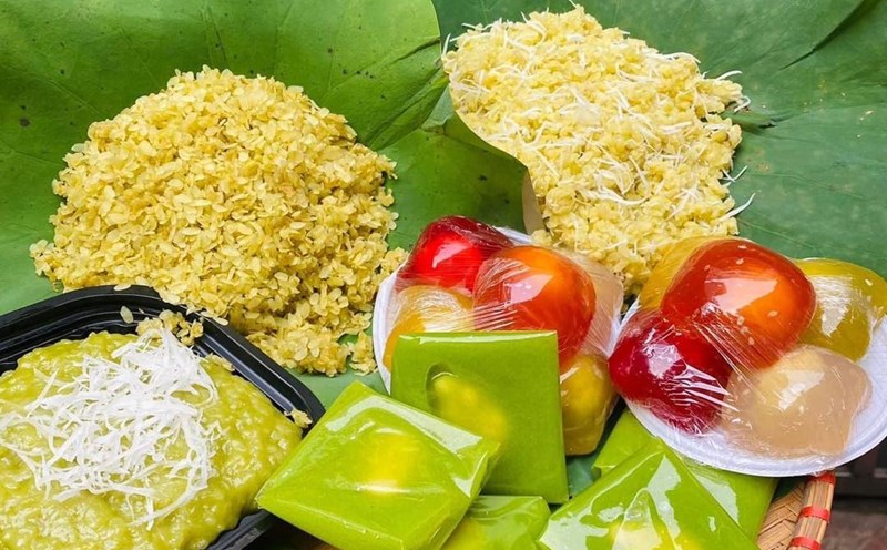 Một mẹt quà ăm ắp hương, vị, sắc màu của mùa thu Hà Nội. Ảnh: Cốm Nét Xưa