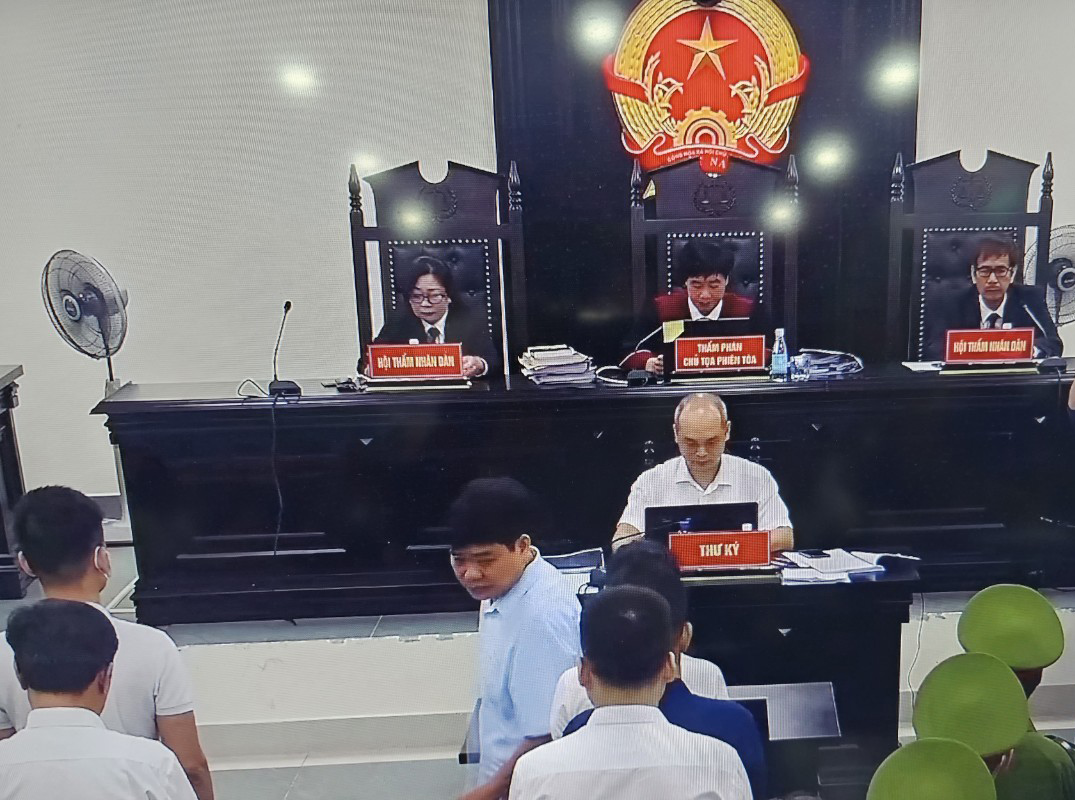 Bị cáo Nguyễn Đức Chung - cựu Chủ tịch UBND TP Hà Nội trong phần thủ tục. Ảnh chụp qua màn hình