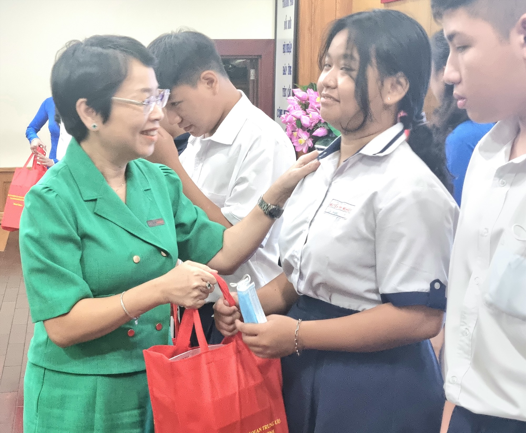 Bà Nguyễn Thị Hải Yến- Thành viên HĐQT Tổng Công ty Phát điện 3 - trao dụng cụ học tập và 300.000 đồng cho các em học sinh. Ảnh: Nam Dương