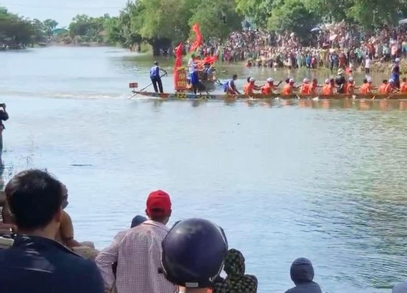 Rất đông người dân chen kín hay bên dòng Kiến Giang cổ vũ cho vòng loại lễ hội đua thuyền trên sông Kiến Giang ngày 25.8. Ảnh: Lê Phi Long