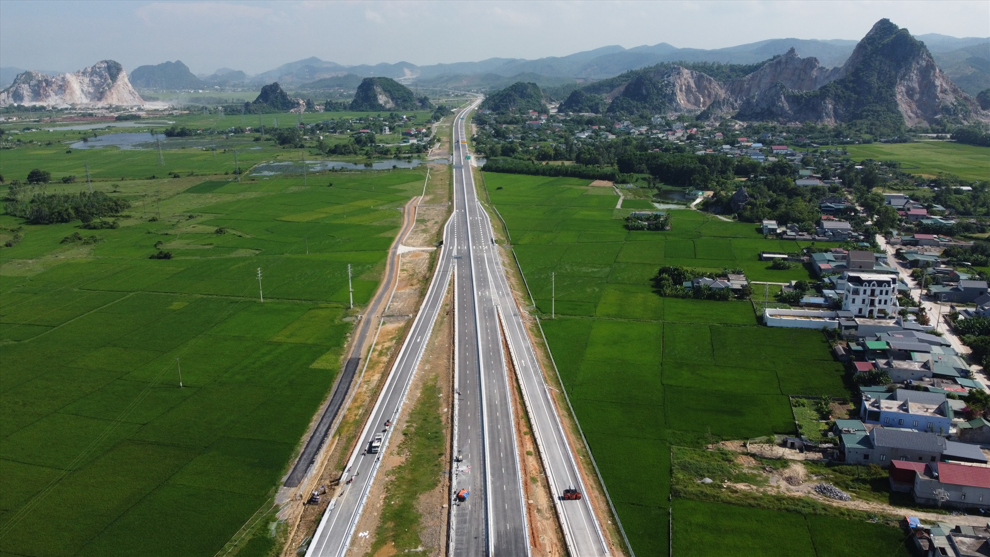 Tuyến cao tốc Nghi Sơn - Diễn Châu sau khi hoàn thành sẽ kết nối với tuyến cao tốc Mai Sơn - Quốc lộ 45, qua đó giúp người dân rút ngắn thời gian di chuyển từ Hà Nội về Nghệ An. Ảnh: Quách Du