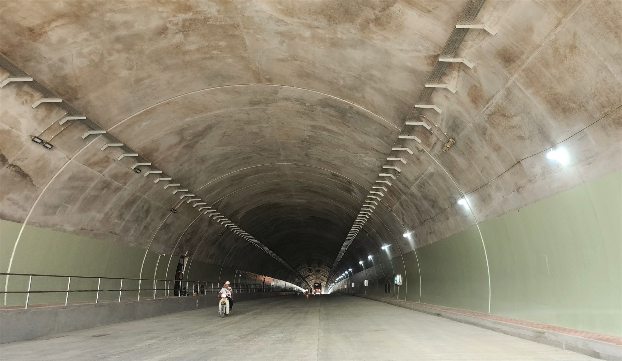 Hầm được thiết kế gồm 2 ống hầm, mỗi ống hầm 3 làn xe. Ảnh: Quách Du