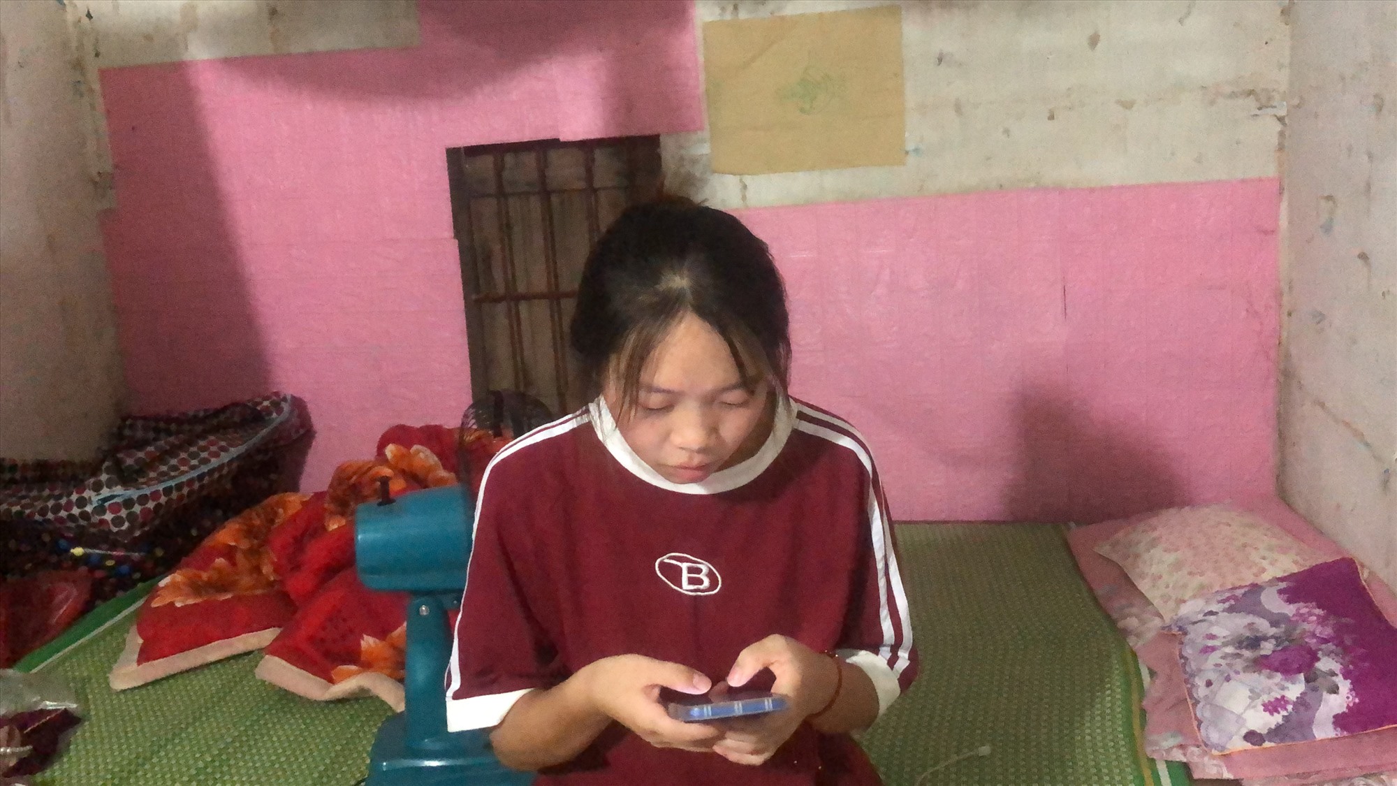 Chị Sùng Thị Sung thuê trọ căn phòng chật chội, xuống cấp. Ảnh: Bảo Hân 