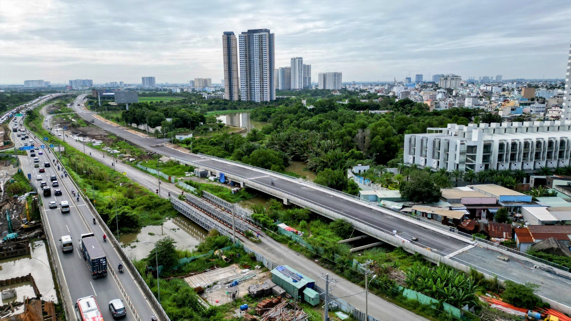 Đường song hành cao tốc TPHCM - Long Thành được khởi công vào tháng 4.2017 theo hợp đồng BT (xây dựng - chuyển giao) với tổng mức đầu tư 869 tỉ đồng, dự kiến hoàn thành sau hai năm. Nhưng do vướng mặt bằng và thủ tục thanh toán theo hợp đồng BT nên chậm tiến độ.