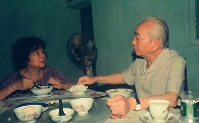 Bữa cơm của hai vợ chồng Đại tướng Võ Nguyên Giáp do Đại tá Trần Hồng chụp năm 1994. Ảnh: NVCC
