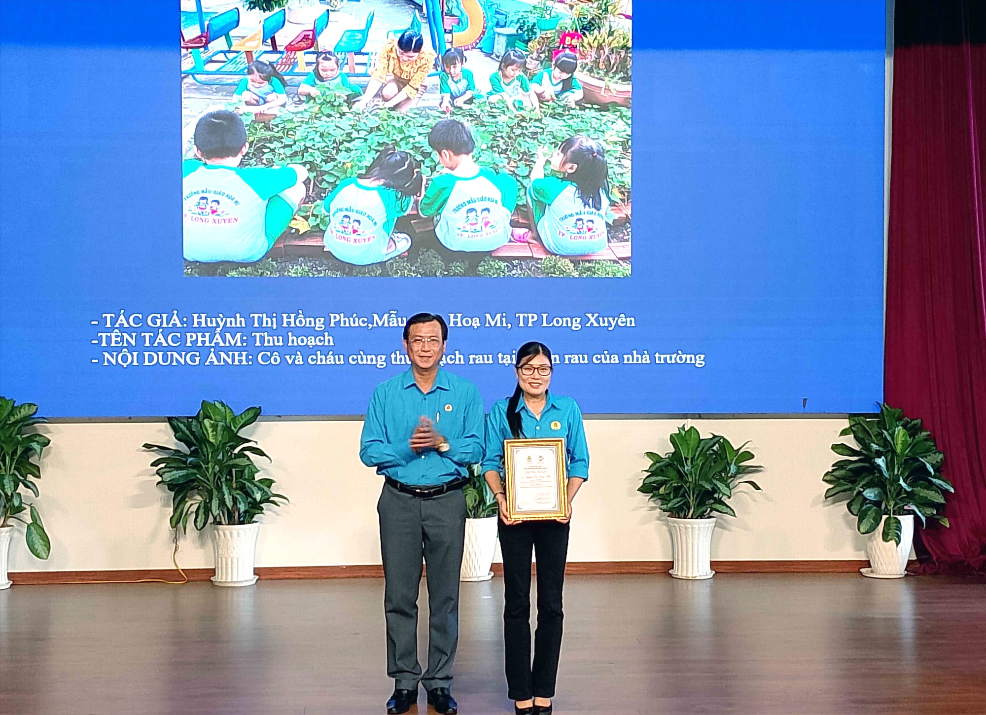 Phó Chủ tịch LĐLĐ tỉnh An Giang Nguyễn Nhật Tiến, trao giải thưởng cá nhân đạt giải cao tại cuộc thi. Ảnh: Lâm Điền