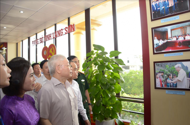  Tổng Bí thư Nguyễn Phú Trọng và các đại biểu tham quan gian trưng bày tại trụ sở Tỉnh ủy Lạng Sơn. Ảnh: Thanh Tâm/ĐBND