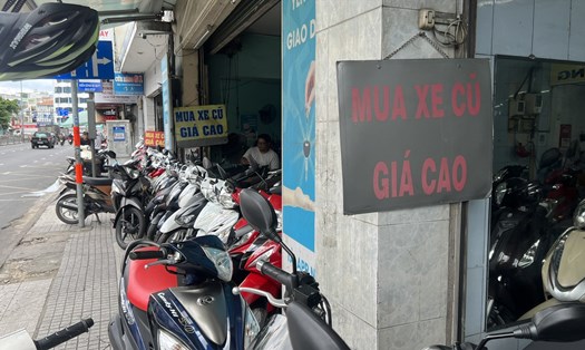 Ảm đạm, vắng khách là tình cảnh chung của hàng loạt các cửa hàng tại khu “chợ" xe máy cũ khu vực quận Phú Nhuận (TPHCM). Ảnh: Anh Tú