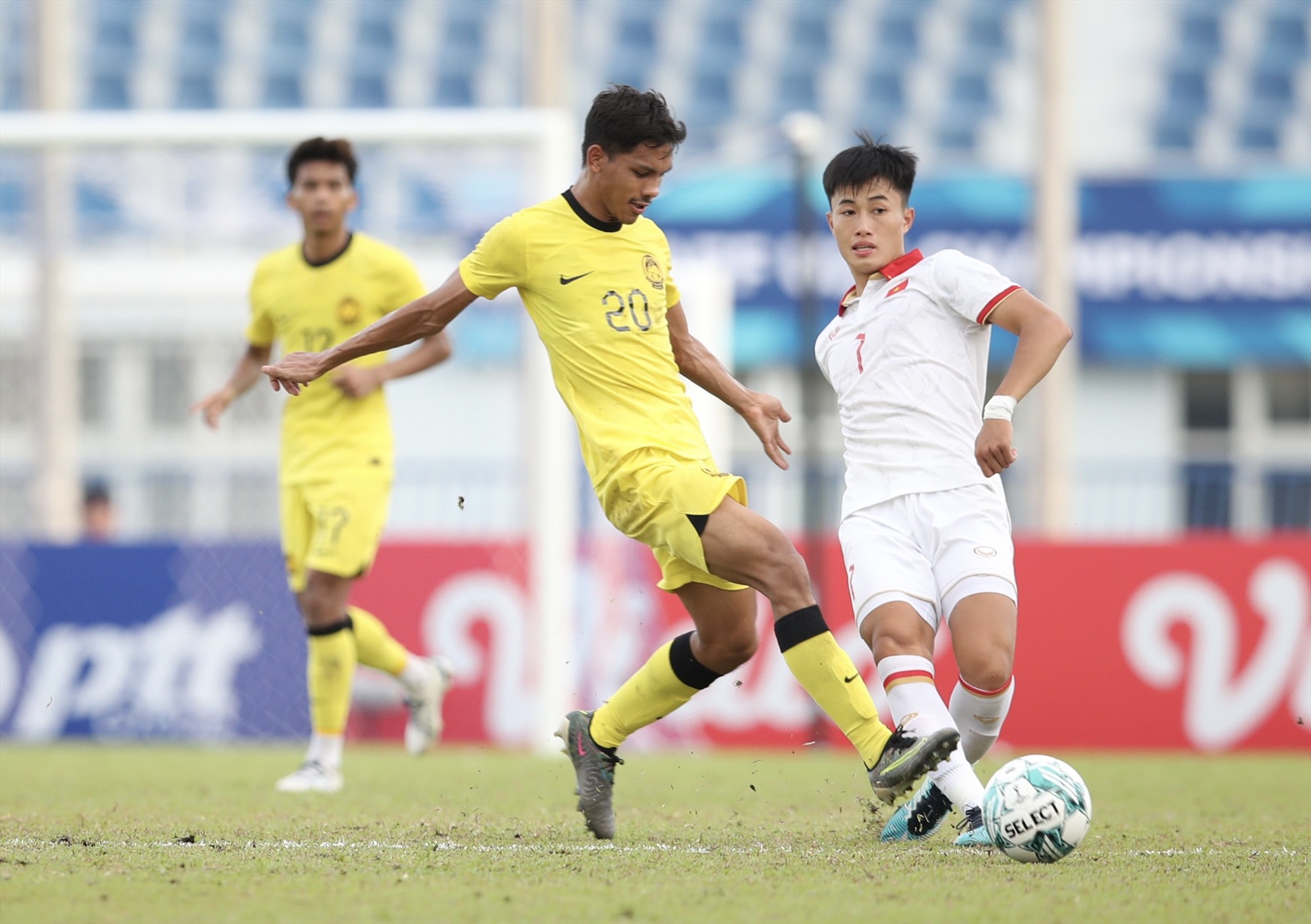 U23 Việt Nam (áo trắng) thể hiện thế trận áp đảo trước U23 Malaysia trong trận bán kết. Ảnh: Lâm Thoả