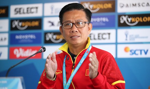 Huấn luyện viên Hoàng Anh Tuấn dự họp báo trước trận chung kết U23 Đông Nam Á 2023. Ảnh: Lâm Thoả