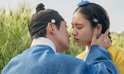 Nam Goong Min, Ahn Eun Jin trong phim “Người yêu dấu”. Ảnh: Nhà sản xuất