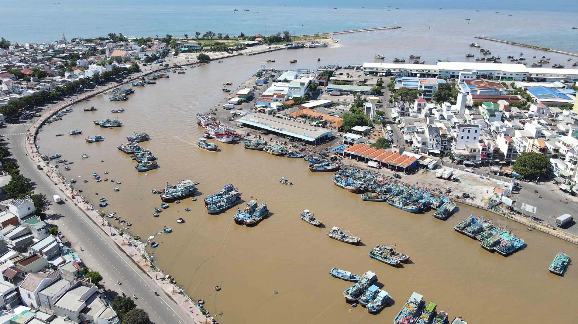 Tàu cá neo đậu tại cảng Phan Thiết. Ảnh: Duy Tuấn