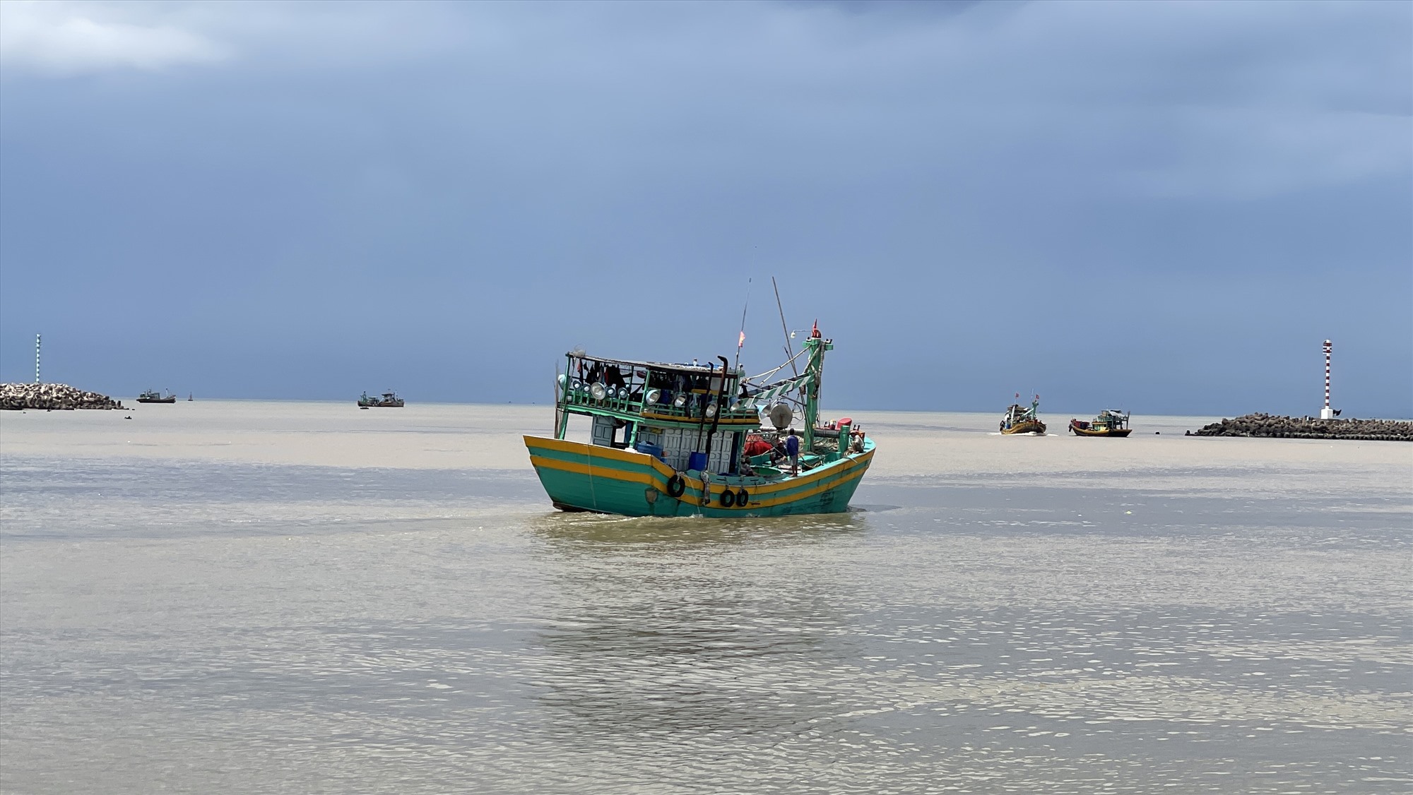 Tàu cá ra khơi tại cửa biển Phan Thiết. Ảnh: Duy Tuấn