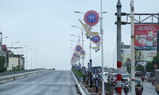 Cầu Vĩnh Tuy đoạn giao với đường Cổ Linh. Ảnh: Phạm Đông