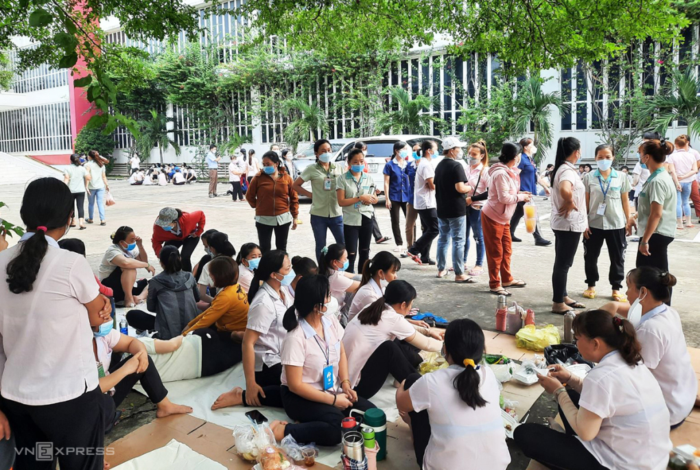 Công nhân Công ty Nobland trong một lần ngừng việc phản đối cách tính lương. Ảnh: Đức Long