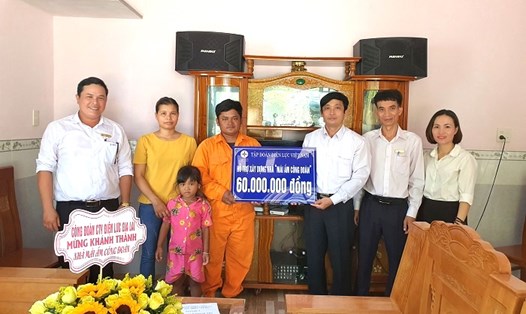 Đại diện Công đoàn Điện lực Việt Nam trao hỗ trợ "Mái ấm Công đoàn” cho gia đình đoàn viên có hoàn cảnh khó khăn. Ảnh: Hồng Báu