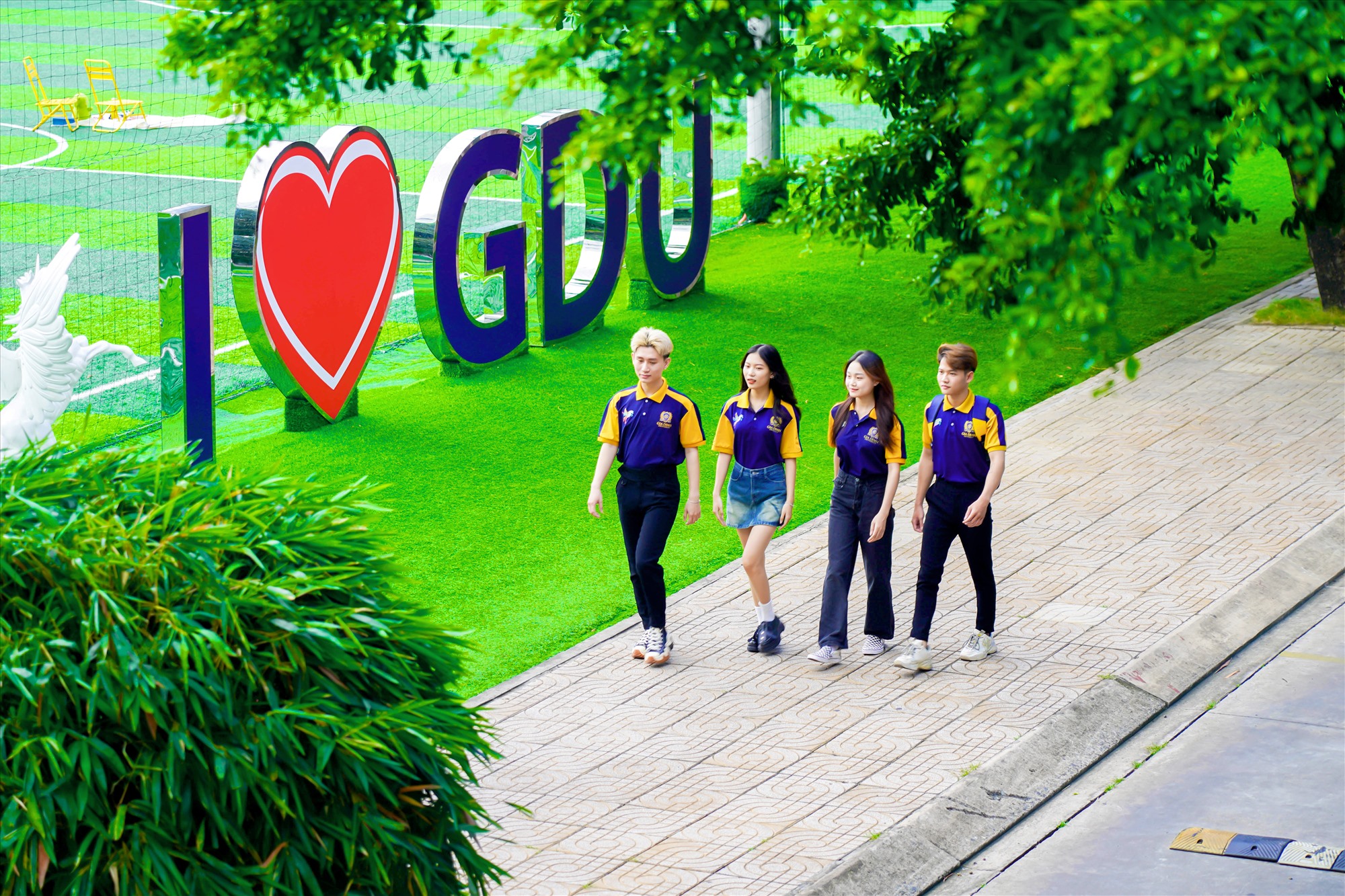 Sinh viên GDU trong khuôn viên trường (Ảnh: GDU).