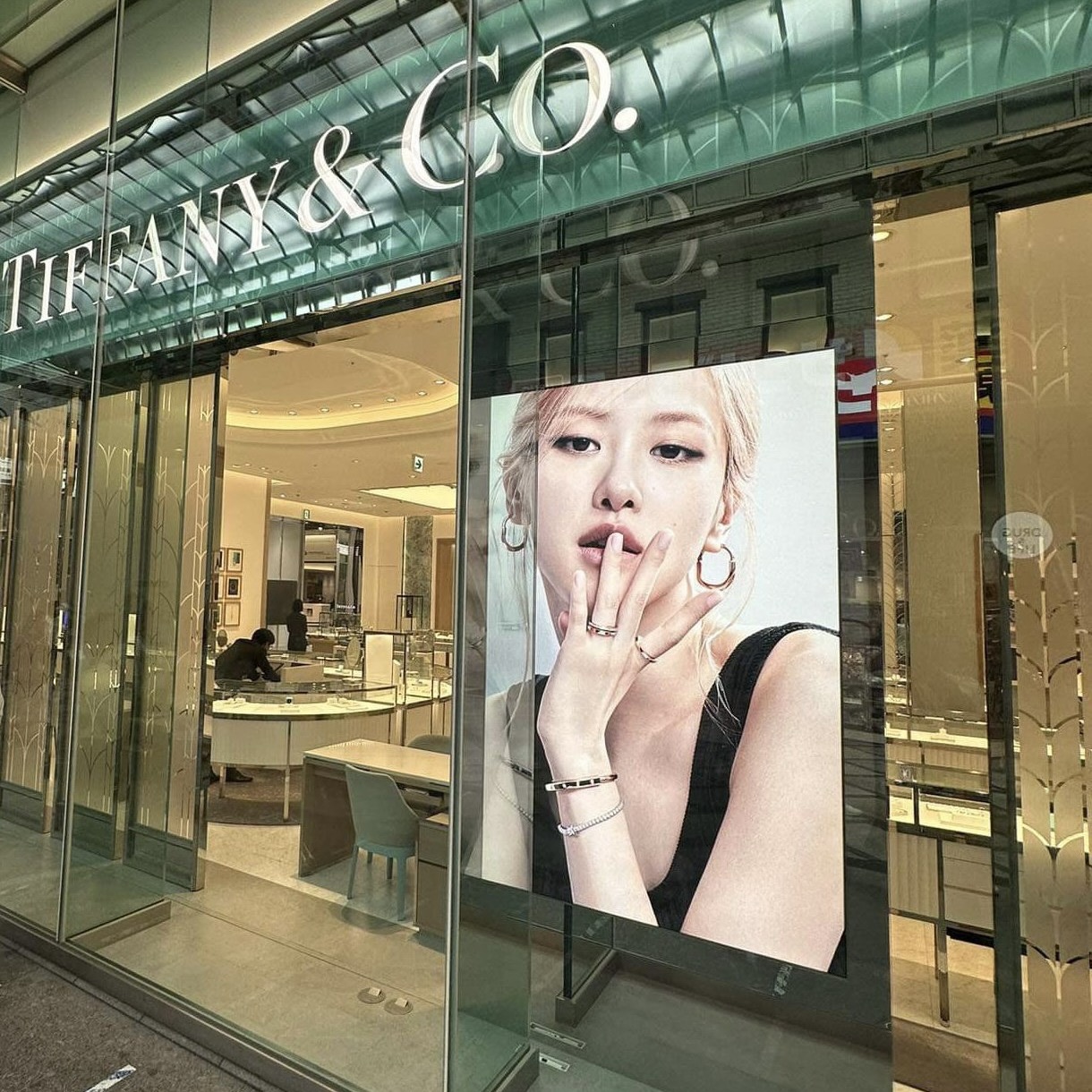 Hình ảnh Rosé trong chiến dịch Tiffany Lock xuất hiện ở Nhật Bản. Ảnh: Twitter