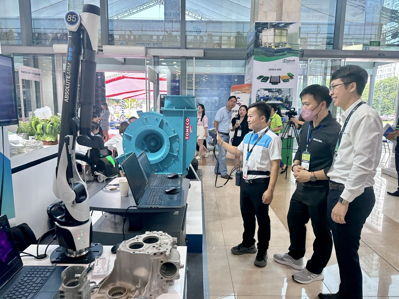 Một gian trưng bày tại Hội chợ công nghiệp hỗ trợ Hà Nội 2023. Ảnh: Phương Anh