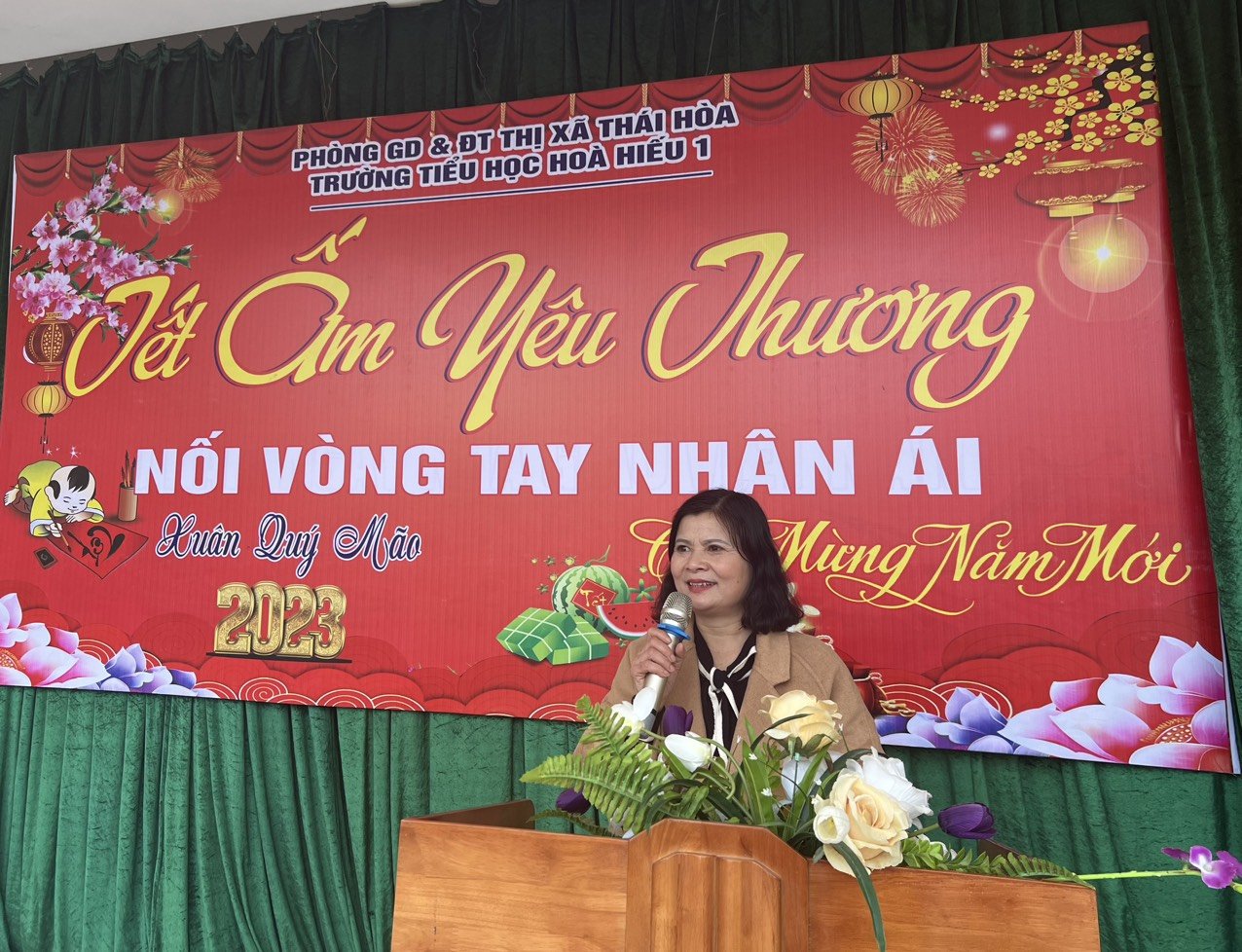Cô Phương Hạnh phát biểu trong chương trình “Tết ấm yêu thương” năm 2023. Ảnh: Thùy Linh