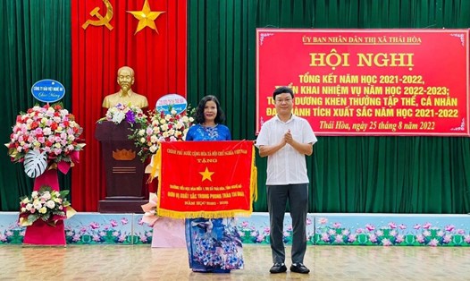 Trường Tiểu học Hòa Hiếu 1 (Thị xã Thái Hòa, Nghệ An) vinh dự được nhận Cờ thi đua xuất sắc của Thủ tướng Chính phủ. Ảnh: Thùy Linh