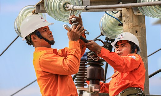 Các Công ty Điện lực 13 tỉnh, thành phố miền Trung - Tây Nguyên tăng cường bảo dưỡng thiết bị điện trước dịp Lễ Quốc khánh. Ảnh: Ngọc Thạch