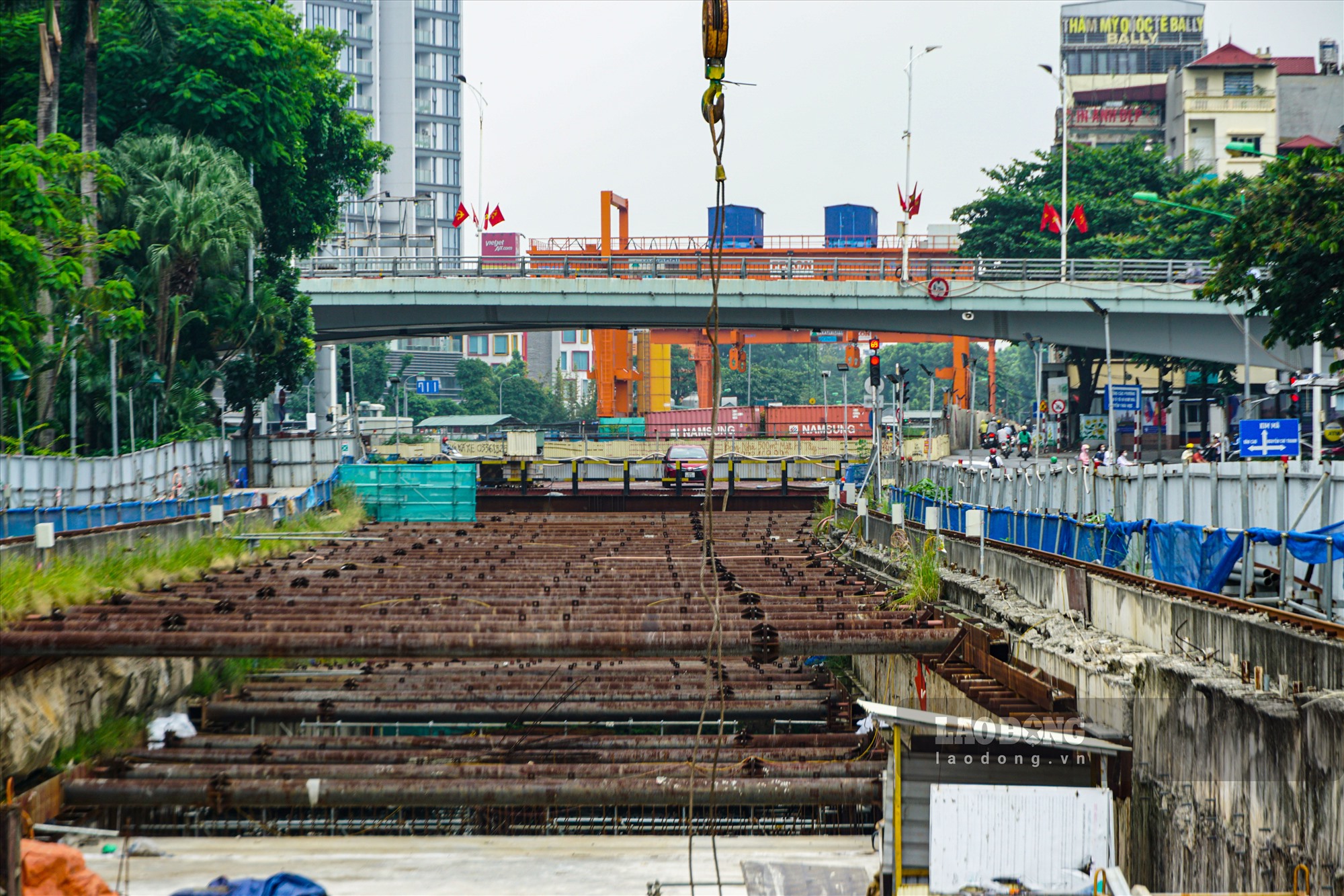 Theo Ban Quản lý đường sắt đô thị Hà Nội, hiện tiến độ tổng thể dự án Metro Nhổn - ga Hà Nội đạt khoảng 77,64%, trong đó tiến độ thi công đoạn trên cao đạt 99,7% và đang tiến hành chạy thử tàu.