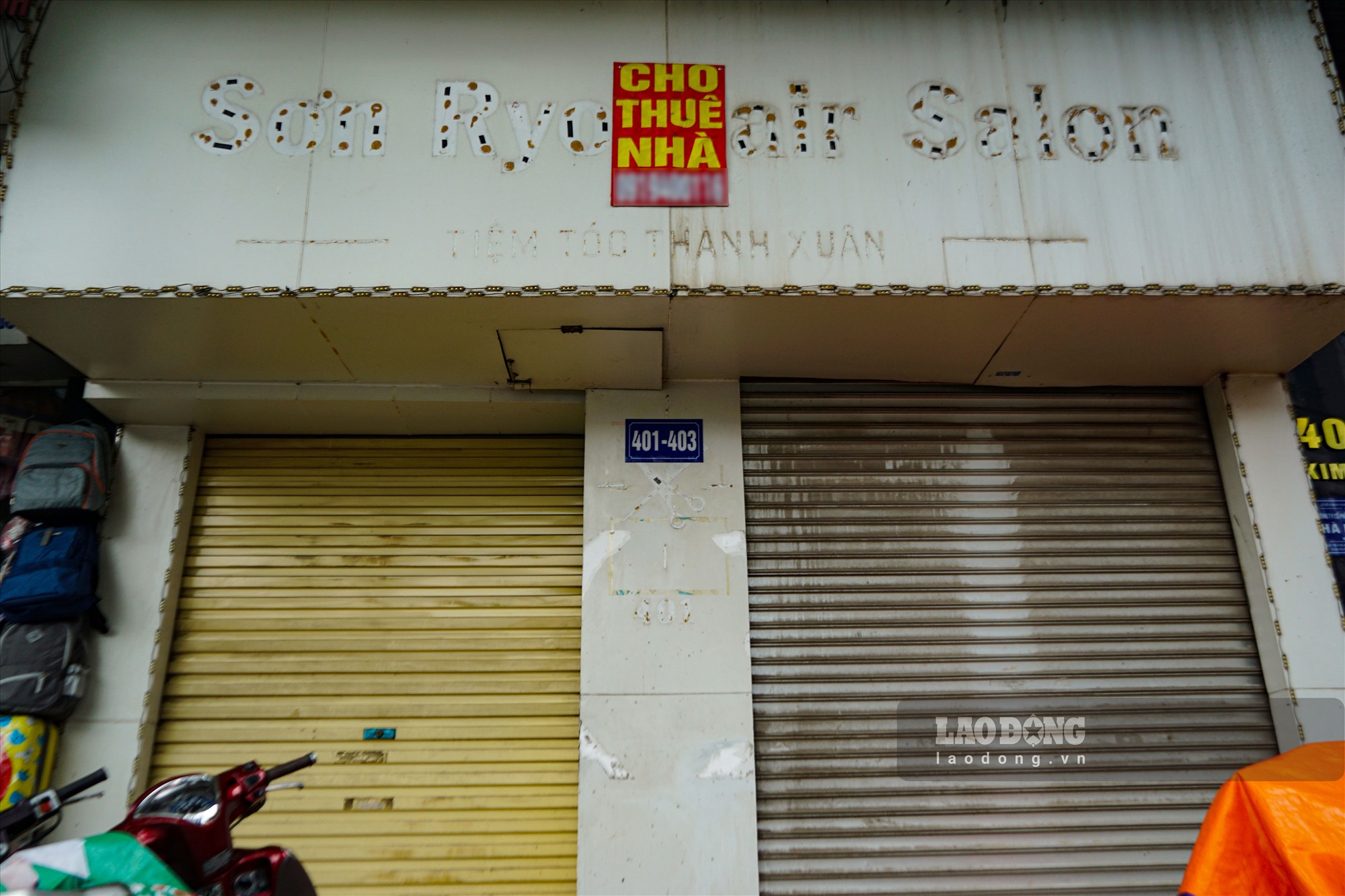 Hàng loạt cửa hàng trên đường Kim Mã (khu vực ảnh hưởng của dự án) trong tình trạng đóng cửa, một số mặt bằng được chủ treo biển cho thuê đã nhiều tháng nhưng không có người hỏi thuê.
