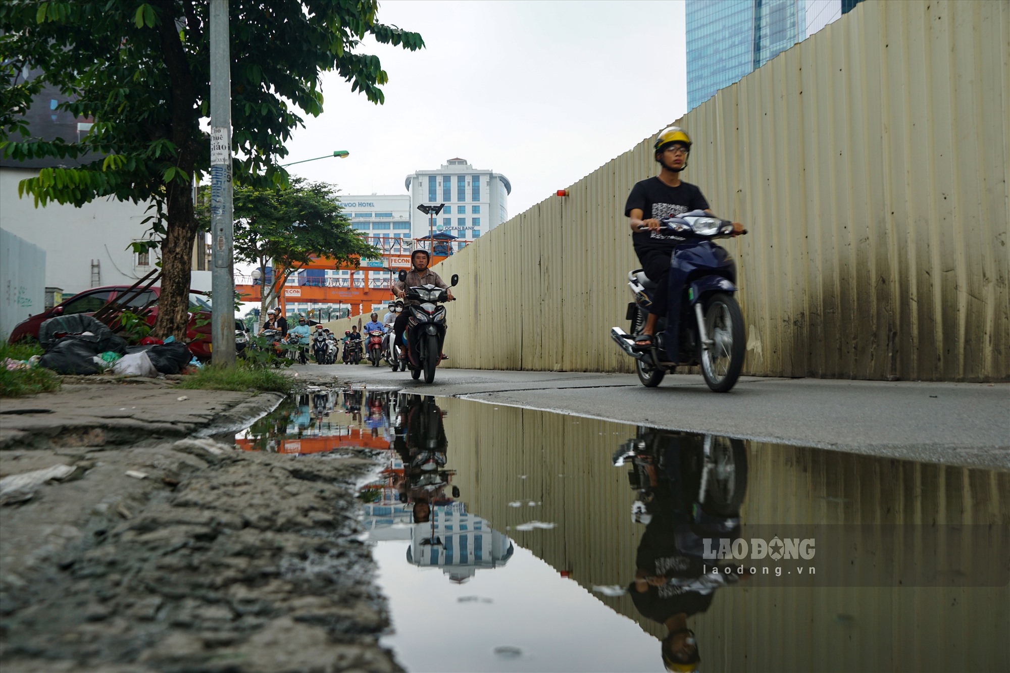 Tại ga S9 Kim Mã, phần lớn diện tích đường bị quây rào, phần đường còn lại hẹp, các phương tiện di chuyển rất khó khăn theo hướng vào trung tâm thành phố.