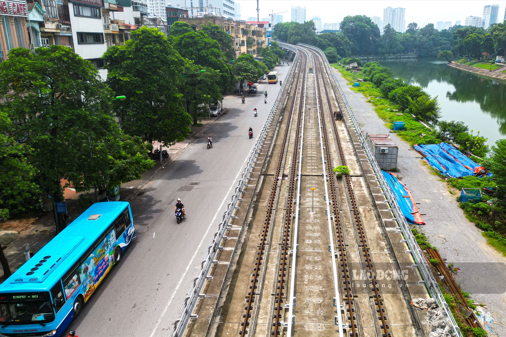 Được biết, trên dọc lộ trình tàu Nhổn - Ga Hà Nội hiện đang có 31 tuyến buýt hoạt động và đủ điều kiện kết nối với đoạn tuyến đường sắt trên cao Nhổn - Cầu Giấy. Dự kiến sẽ có thêm 12 tuyến buýt (3 tuyến được điều chỉnh) kết nối với đường sắt đô thị này.