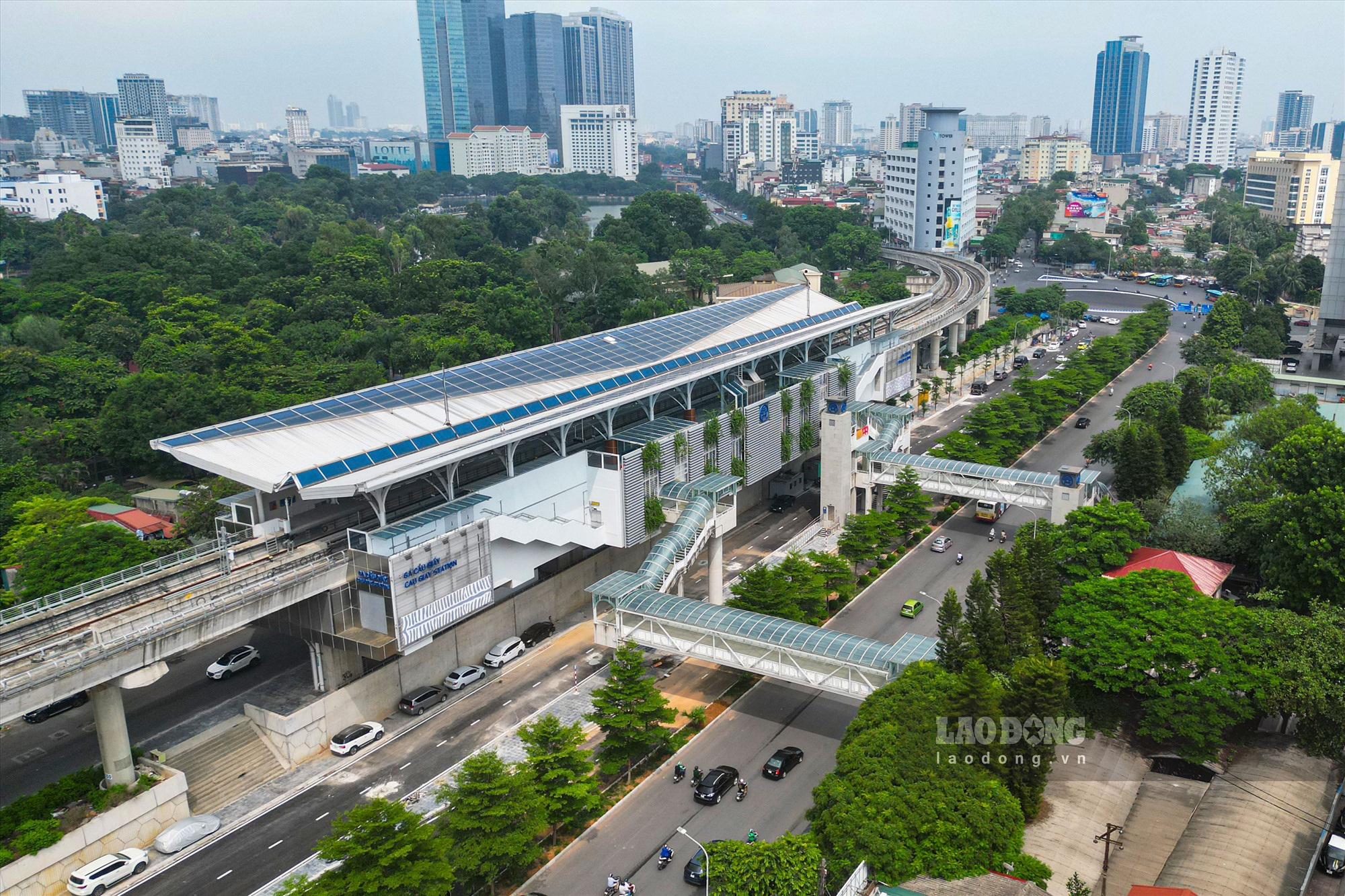 Được biết, trên dọc lộ trình tàu Nhổn - Ga Hà Nội hiện đang có 31 tuyến buýt hoạt động và đủ điều kiện kết nối với đoạn tuyến đường sắt trên cao Nhổn - Cầu Giấy. Dự kiến sẽ có thêm 12 tuyến buýt (3 tuyến được điều chỉnh) kết nối với ĐSĐT này.
