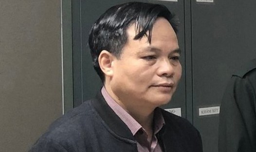 Lâm Văn Tuấn - Giám đốc CDC Bắc Giang - nhận 2 sổ tiết kiệm trị giá 5 tỉ đồng. Ảnh: H.Hoàng