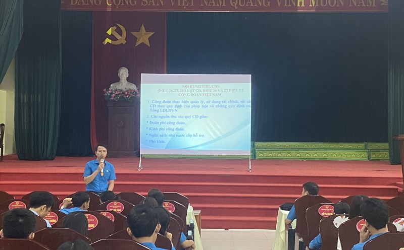 Ông Ngô Đức Kiên - Trưởng Ban Tài chính Liên đoàn Lao động tỉnh Bắc Giang - truyền đạt nội dung về công tác quản lý và sử dụng tài chính công đoàn cơ sở. Ảnh: LĐLĐ huyện Tân Yên