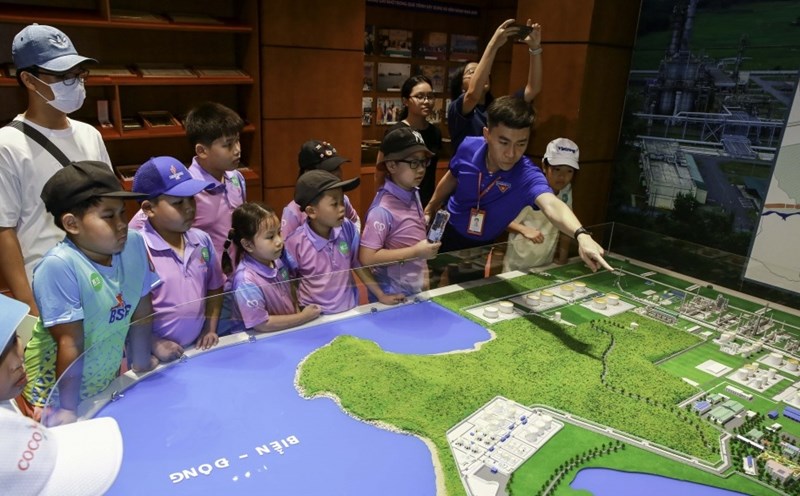 Con các cán bộ công nhân viên tìm hiểu về sơ đồ Nhà máy Lọc dầu Dung Quất. Ảnh: CĐCS