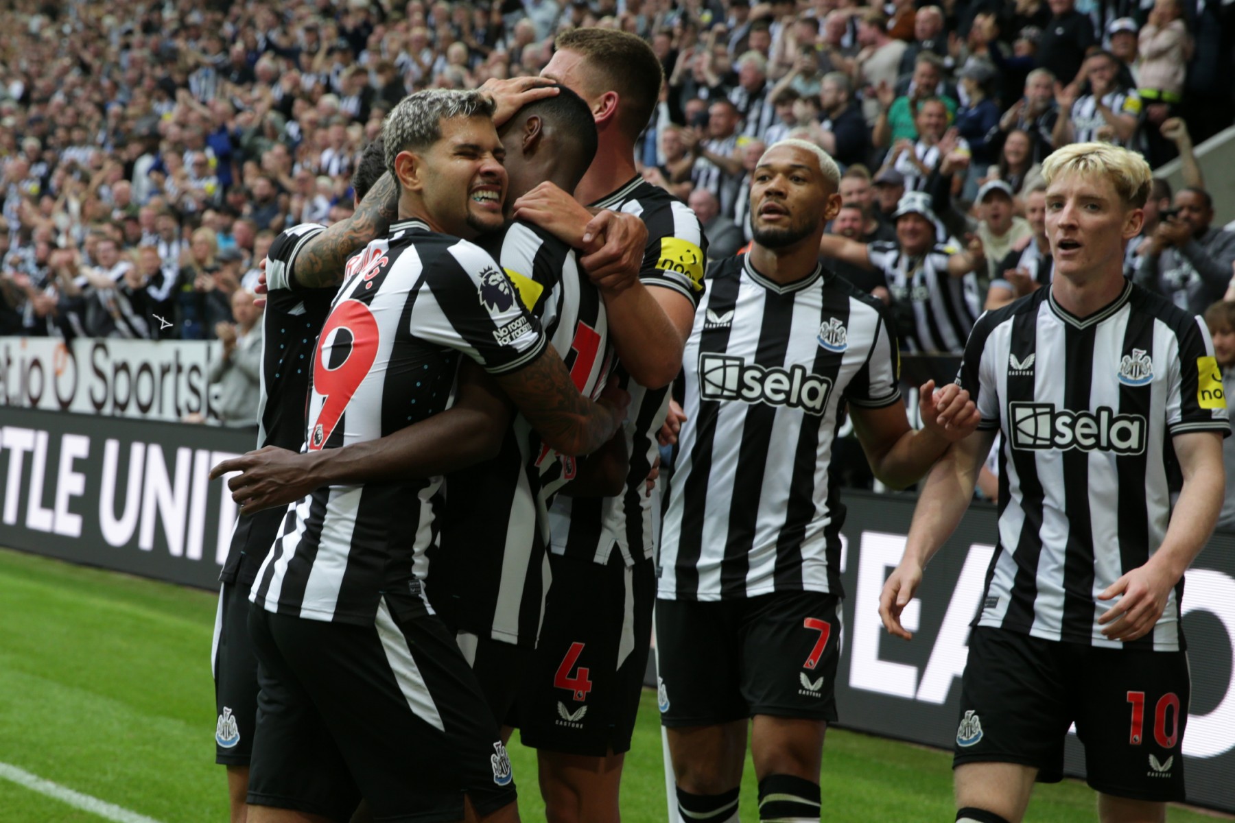 Newcastle đặt mục tiêu tiếp tục dự Champions League sau khi mùa giải này khép lại. Ảnh: AFP