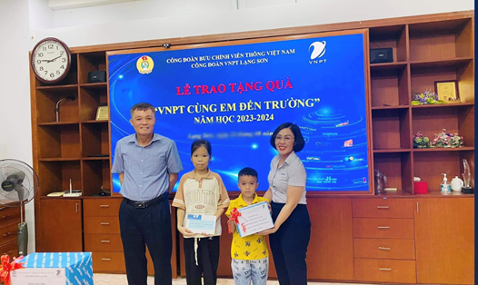 Công đoàn VNPT Lạng Sơn tổ chức trao tặng quà cho con cán bộ công nhân viên, người lao động Chương trình "VNPT Cùng em đến trường” năm học 2023 - 2024. Ảnh: Công đoàn VNPT Lạng Sơn