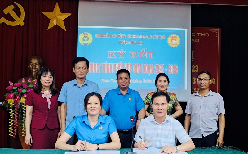 Liên đoàn Lao động và Phòng Giáo dục và Đào tạo huyện Phúc Thọ ký kết Chương trình phối hợp giai đoạn 2023 - 2028. Ảnh: Mai Quý