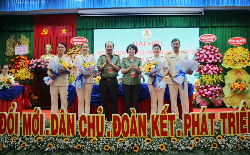 Lãnh đạo Ban Công đoàn Công an nhân dân và lãnh đạo Công an tỉnh Sóc Trăng tặng hoa chúc mừng 3 đại biểu chính thức và 1 dự khuyết đi dự đại hội công đoàn cấp trên. Ảnh: Phương Anh